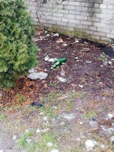 Śmieci w Nasielsku koło Biedronki