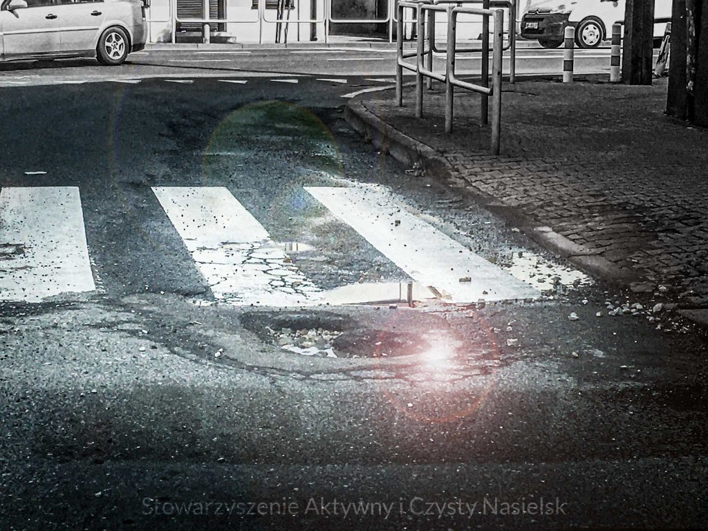 Dziura w na ulicy P.O.W. w Nasielsku