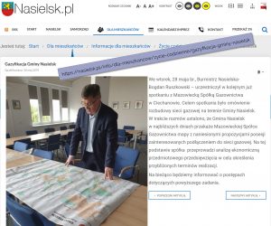 Burmistrz Nasielska Bogdan Ruszkowski pochyla się nad mapą gminy Nasielsk